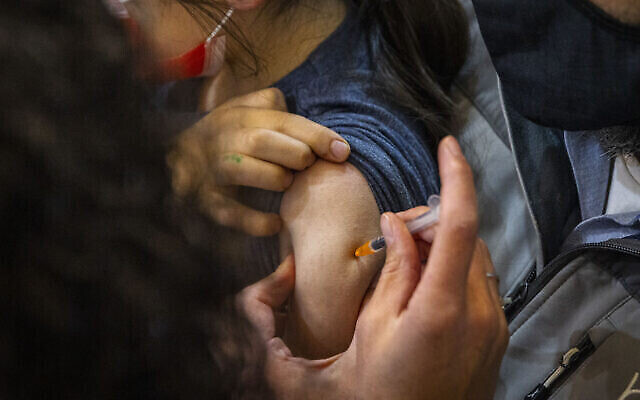 Illustration -- Un enfant reçoit une dose du vaccin COVID-19 à Jérusalem le 21 décembre 2021 (Olivier Fitoussi/Flash90) Illustration -- Un enfant reçoit une dose du vaccin COVID-19 à Jérusalem le 21 décembre 2021 (Olivier Fitoussi/Flash90)