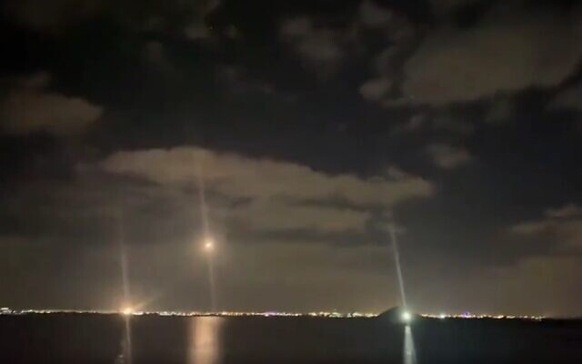 Des intercepteurs lancés au-dessus d'Abu Dhabi, aux Émirats arabes unis, pour frapper des missiles entrants, le 24 janvier 2022. (Capture d'écran vidéo) Des intercepteurs lancés au-dessus d'Abu Dhabi, aux Émirats arabes unis, pour frapper des missiles entrants, le 24 janvier 2022. (Capture d'écran vidéo)