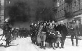 Sur cette photo de 1943, un groupe de Juifs polonais est emmené en déportation par des soldats SS allemands lors de la destruction du ghetto de Varsovie par les troupes allemandes après un soulèvement dans le quartier juif (photo AP).