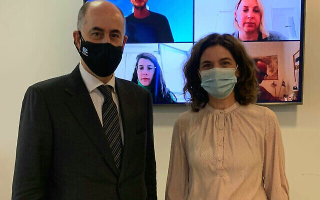 La ministre de la Protection de l'environnement Tamar Zandberg (R) rencontre l'ambassadeur de Jordanie en Israël, Ghassan Majali (G), à Jérusalem, le 12 janvier 2022. (Courtoisie) La ministre de la Protection de l'environnement Tamar Zandberg (R) rencontre l'ambassadeur de Jordanie en Israël, Ghassan Majali (G), à Jérusalem, le 12 janvier 2022. (Courtoisie)