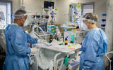 Image d'illustration : Le personnel hospitalier dans le service du coronavirus de l’hôpital Ziv dans la ville de Safed, au nord d'Israël, le 22 septembre 2021. (Crédit: David Cohen/Flash90)