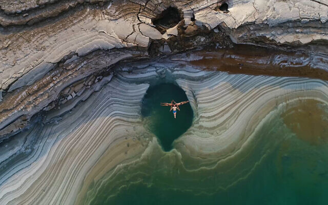 Oded Rahav, Yusuf Matari et Munqeth Meyhar se tiennent la main dans la mer Morte, une image du film Dead Sea Guardians. (Crédit : Ram Gil) Oded Rahav, Yusuf Matari et Munqeth Meyhar se tiennent la main dans la mer Morte, une image du film Dead Sea Guardians. (Crédit : Ram Gil)