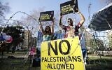 Le groupe Amnesty organise une manifestation devant le siège britannique de la société américaine de voyages TripAdvisor, à Londres, le 30 janvier 2019. (Crédit : Tolga AKMEN / AFP)