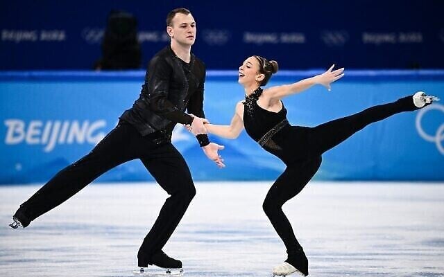 Les patineurs israéliens en couple Hailey Kops et Evgeni Krasnopolski lors du programme court de patinage artistique aux Jeux Olympiques de Pékin 2022, dans le stade couvert de Pékin, le 18 février 2022. (Photo Anne-Christine POUJOULAT / AFP) Les patineurs israéliens en couple Hailey Kops et Evgeni Krasnopolski lors du programme court de patinage artistique aux Jeux Olympiques de Pékin 2022, dans le stade couvert de Pékin, le 18 février 2022. (Photo Anne-Christine POUJOULAT / AFP)
