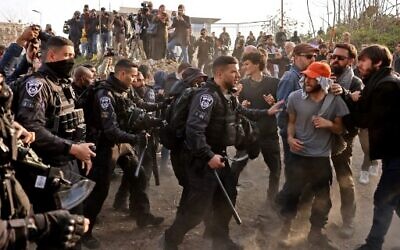 Des agents de la police des frontières tentant de disperser des Palestiniens et des activistes qui se rassemblent pour manifester dans le quartier de Sheikh Jarrah, à Jérusalem-Est, le 18 février 2022. (Crédit : Ronaldo Schemidt/AFP)
