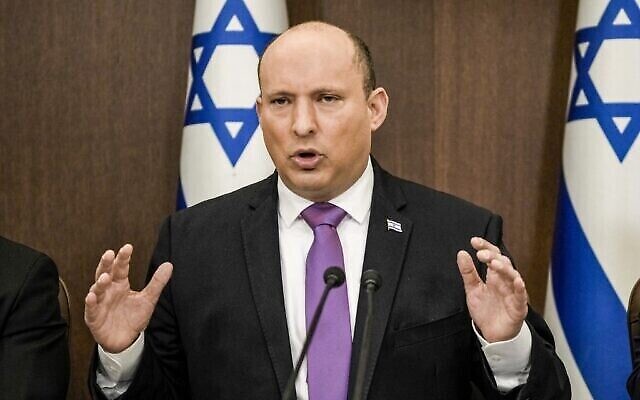 Le Premier ministre Naftali Bennett dirige la réunion hebdomadaire de cabinet au bureau du Premier ministre, le 20 février 2022. (Crédit :  Tsafrir Abayov / POOL / AFP)