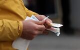 Un homme compte des billets en quittant un bureau de change à Ankara, en Turquie, le 23 février 2022. (Crédit : Adem ALTAN / AFP)