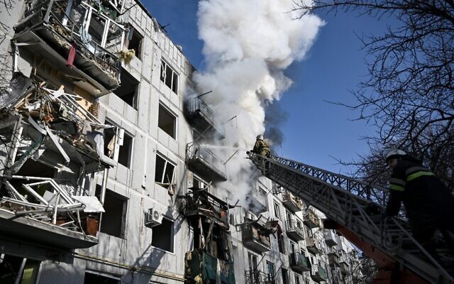 Les pompiers travaillent sur un incendie dans un bâtiment qui a été bombardé par la Russie dans la ville de Chuguiv, dans l'est de l'Ukraine, le 24 février 2022. (Aris Messinis/AFP) Les pompiers travaillent sur un incendie dans un bâtiment qui a été bombardé par la Russie dans la ville de Chuguiv, dans l'est de l'Ukraine, le 24 février 2022. (Aris Messinis/AFP)