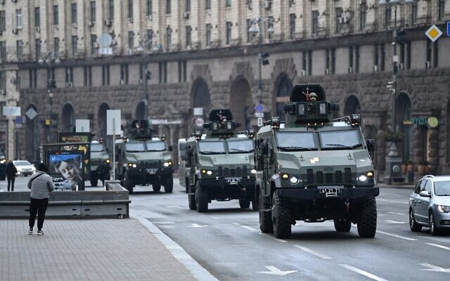 Des véhicules militaires ukrainiens passent devant la place de l'Indépendance dans le centre de Kiev, le 24 février 2022. (Crédit : Daniel LEAL / AFP) Des véhicules militaires ukrainiens passent devant la place de l'Indépendance dans le centre de Kiev, le 24 février 2022. (Crédit : Daniel LEAL / AFP)