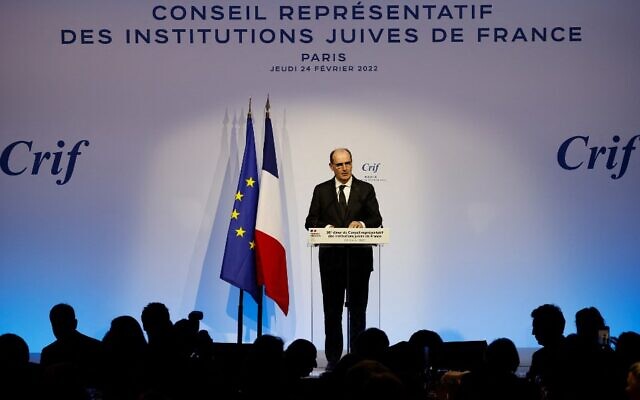 Le Premier ministre français Jean Castex prononçant un discours lors du dîner du Conseil des institutions juives de France, à Paris, le 24 février 2022. (Crédit : Ludovic Marin/POOL/AFP) Le Premier ministre français Jean Castex prononçant un discours lors du dîner du Conseil des institutions juives de France, à Paris, le 24 février 2022. (Crédit : Ludovic Marin/POOL/AFP)
