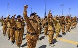 Les forces loyales aux Houthis prennent part à des funérailles pour des combattants morts pendant des affrontements avec les troupes gouvernementales, soutenues par l'Arabie saoudite, à Sanaa, la capitale du Yémen, le 8 avril 2021. (Crédit :   Mohammed HUWAIS / AFP)