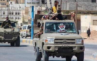 Les combattants yéménites progouvernement des brigades des Géants, entraînées par les EAU, dans la ville d'Ataq, à l''Est du port d'Aden, sur la mer Rouge, se dirigent vers le front pour affronter les combattants houthis pro-iraniens, le 28 janvier 2022. (Crédit : Saleh Al-Obeidi/AFP)