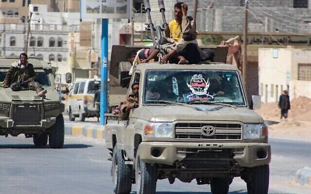 Les combattants yéménites progouvernement des brigades des Géants, entraînées par les EAU, dans la ville d'Ataq, à l''Est du port d'Aden, sur la mer Rouge, se dirigent vers le front pour affronter les combattants houthis pro-iraniens, le 28 janvier 2022. (Crédit : Saleh Al-Obeidi/AFP)