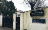 L'entrée du domaine qui abritait la yeshiva Beth Yossef à Bussières, en périphérie de Paris, le 1er février 2022, après que 16 membres du personnel de l'école ont été placés en garde à vue le 31 janvier 2022, à la suite de signalements concernant des abus physiques et psychologiques présumés contre des mineurs américains et israéliens. (Crédit : Maryam EL HAMOUCHI / AFP)