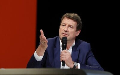 Le candidat du parti français Europe Ecologie Les Verts (EELV) à l'élection présidentielle française de 2022, Yannick Jadot, s'exprime à la fondation Abbe Pierre à Paris, le 2 février 2022, lors d'une conférence sur le mal-logement en France. (Crédit : Geoffroy VAN DER HASSELT / AFP)
