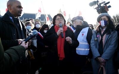 Illustration : La maire de Lille Martine Aubry (C) prend la parole lors d'une manifestation contre le racisme et l'extrême droite place de la République à Lille, le 5 février 2022. (Crédit : Denis Charlet / AFP)