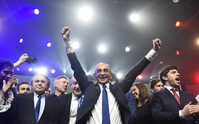 Le candidat à la présidentielle Eric Zemmour, Gilbert Collard, et le responsable de la communication numérique des "Amis d'Eric Zemmour", Samuel Lafont, lors d'un rassemblement de campagne à Lille, dans le nord de la France, le 5 février 2022, avant l'élection présidentielle d'avril. (Crédit : JULIEN DE ROSA / AFP)