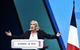 Illustration : Marine Le Pen, candidate à la présidence du Rassemblement national (RN) d'extrême droite, prononçant un discours lors d'un rassemblement électoral à Reims, dans l'est de la France, le 5 février 2022. (Crédit : Stéphane de Sakutin/AFP)