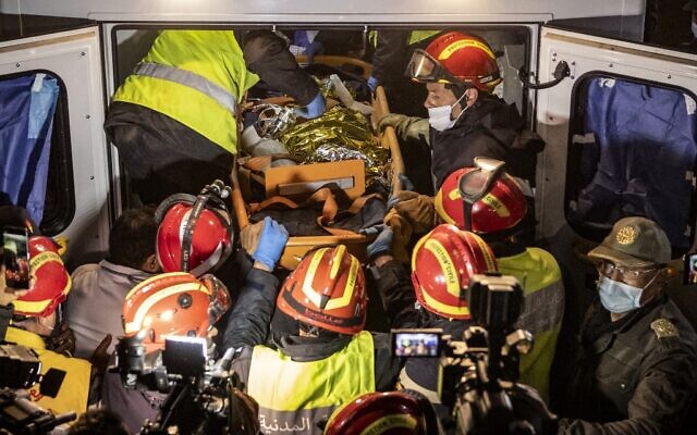 Les équipes de secours marocaines placent le corps de Rayan Oram, cinq ans, dans une ambulance après l'avoir tiré d'un puits dans lequel il est tombé le 1er février, dans le village isolé d'Ighrane, dans la province rurale de Chefchaouen, au nord du pays, le 5 février. 2022. (Crédit : Fadel SENNA / AFP) Les équipes de secours marocaines placent le corps de Rayan Oram, cinq ans, dans une ambulance après l'avoir tiré d'un puits dans lequel il est tombé le 1er février, dans le village isolé d'Ighrane, dans la province rurale de Chefchaouen, au nord du pays, le 5 février. 2022. (Crédit : Fadel SENNA / AFP)