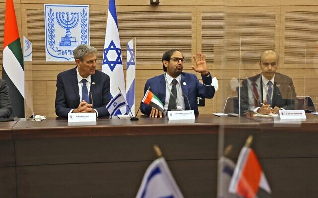 Ram Ben-Barak (G), président des commissions des affaires étrangères et de la défense de la Knesset israélienne, écoute Ali Rashid al-Nuaimi (C), président de la commission de la défense, de l'intérieur et des affaires étrangères du Conseil national fédéral des Émirats arabes unis (EAU), lors d'une réunion à la Knesset avec des députés émiratis en visite au Parlement israélien, à Jérusalem, le 7 février 2022. (Crédit : Menahem KAHANA / AFP)