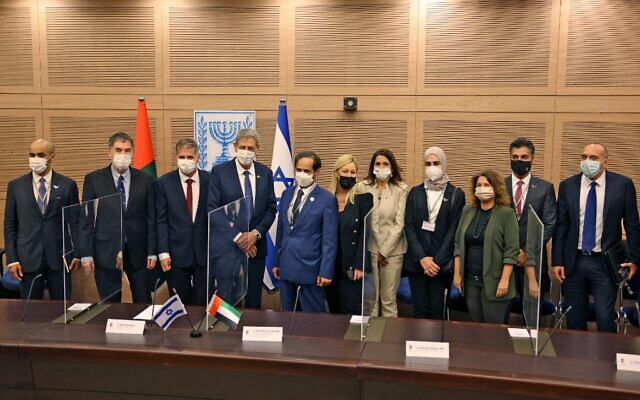 Ram Ben-Barak (4e à gauche), chef des commissions des affaires étrangères et de la défense de la Knesset israélienne, et Ali Rashid al-Nuaimi (5e à gauche), président de la commission de la défense, de l'intérieur et des affaires étrangères du Conseil national fédéral des Émirats arabes unis (EAU), posent avec des députés israéliens et émiratis lors d'une réunion à la Knesset (parlement israélien) à Jérusalem, le 7 février 2022. (Crédit : Menahem KAHANA / AFP)