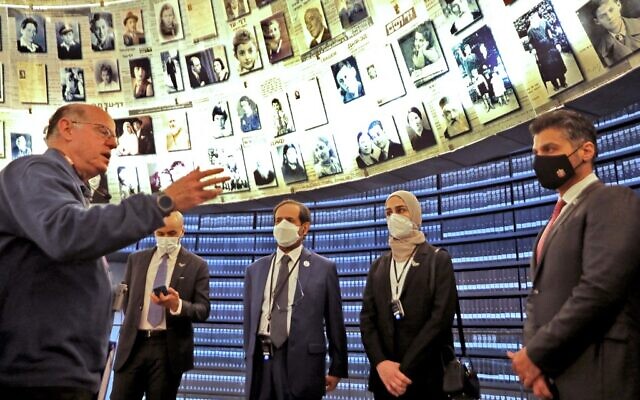 Ali Rashid al-Nuaimi (à gauche), président de la commission de la défense, de l'intérieur et des affaires étrangères du Conseil national fédéral des Émirats arabes unis (EAU), visite le hall des noms à Yad Vashem à Jérusalem, en compagnie de Sara Falaknaz (à droite), membre du Conseil national fédéral émirati, et de l'ambassadeur des EAU en Israël, Mohamed al-Khaja, le 7 février 2022. (Crédit : GIL COHEN-MAGEN / AFP)