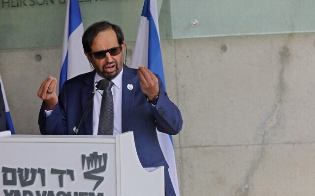 Ali Rashid al-Nuaimi, président de la commission de la Défense, de l'intérieur et des affaires étrangères du Conseil national fédéral des Émirats arabes unis (EAU), s'exprime au mémorial de Yad Vashem à Jérusalem lors de sa visite en Israël le 7 février 2022. (Crédit  : GIL COHEN-MAGEN / AFP)