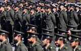 Des militaires koweïtiens lors d'une cérémonie de remise de diplômes aux officiers de l'armée, à l'Académie militaire Ali al-Sabah, à Koweït City, le 9 février 2022. (Crédit : YASSER AL-ZAYYAT / AFP)