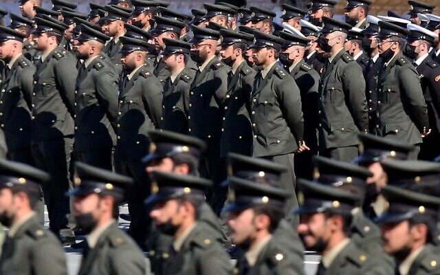 Des militaires koweïtiens lors d'une cérémonie de remise de diplômes aux officiers de l'armée, à l'Académie militaire Ali al-Sabah, à Koweït City, le 9 février 2022. (Crédit : YASSER AL-ZAYYAT / AFP) Des militaires koweïtiens lors d'une cérémonie de remise de diplômes aux officiers de l'armée, à l'Académie militaire Ali al-Sabah, à Koweït City, le 9 février 2022. (Crédit : YASSER AL-ZAYYAT / AFP)