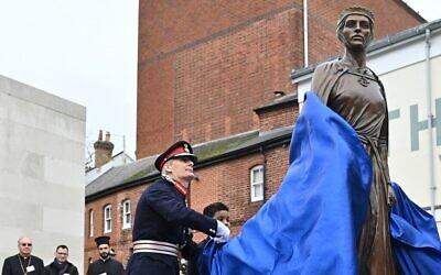 Nigel Atkinson, Lord-Lieutenant of Hampshire, dévoile la statue de Licoricia of Winchester à The Arc, à Winchester, dans le Hampshire, le 10 février 2022. (Crédit :  JUSTIN TALLIS / POOL / AFP)