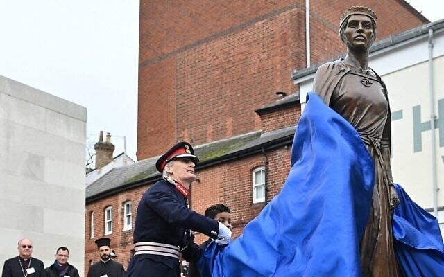 Nigel Atkinson, Lord-Lieutenant of Hampshire, dévoile la statue de Licoricia of Winchester à The Arc, à Winchester, dans le Hampshire, le 10 février 2022. (Crédit : JUSTIN TALLIS / POOL / AFP) Nigel Atkinson, Lord-Lieutenant of Hampshire, dévoile la statue de Licoricia of Winchester à The Arc, à Winchester, dans le Hampshire, le 10 février 2022. (Crédit : JUSTIN TALLIS / POOL / AFP)