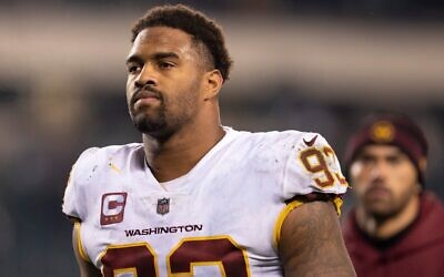 Le joueur de Washington Jonathan Allen quitte le terrain après un match contre les Eagles de Philadelphie au Lincoln Financial Field à Philadelphie, le 21 décembre 2021. (Mitchell Leff/Getty Images via JTA)