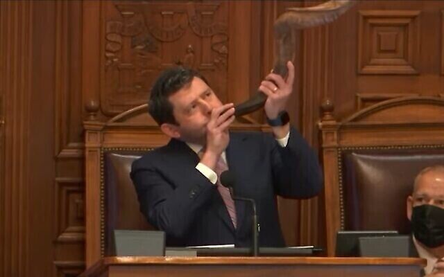 Le rabbin Larry Sernovitz soufflant dans le shofar au Parlement de Georgie, à Atlanta, le 8 février 2022. (capture d'écran) Le rabbin Larry Sernovitz soufflant dans le shofar au Parlement de Georgie, à Atlanta, le 8 février 2022. (capture d'écran)