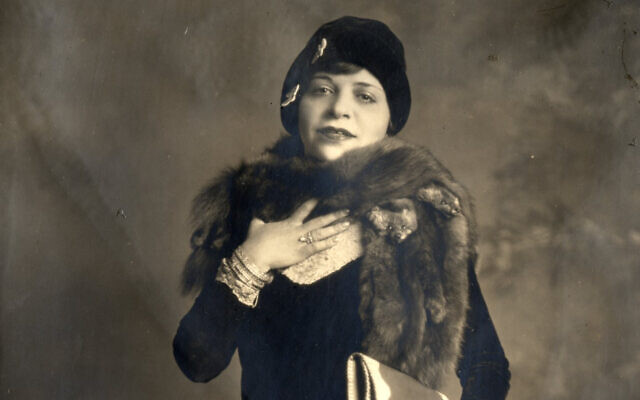 Polly Adler à Chicago pendant un championnat de boxe poids-lourds, le 22 septembre 1927. (Crédit : Collection Polly Adler/Autorisation : Eleanor Vera)