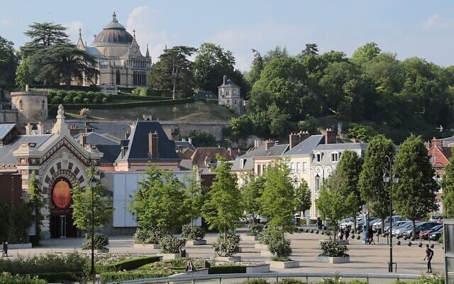 La Chapelle royale de Dreux et l'Ar[t]senal de la place Mésirard. (Crédit : Adrien Goussard / CC BY-SA 4.0)