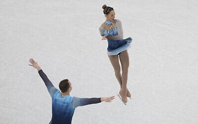 Hailey Kops et Evgeni Krasnopolski, d'Israël, participent au programme de patinage libre en couple lors de la compétition de patinage artistique aux Jeux olympiques d'hiver de 2022, le 19 février 2022, à Pékin. (AP Photo/Jeff Roberson)