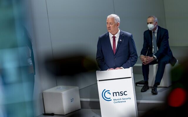 Le ministre de lak Défense Benny Gantz s'exprime à la conférence de sécurité de Munich, le 20 février 2022. (Crédit : Conférence de sécurité de Munich) Le ministre de lak Défense Benny Gantz s'exprime à la conférence de sécurité de Munich, le 20 février 2022. (Crédit : Conférence de sécurité de Munich)