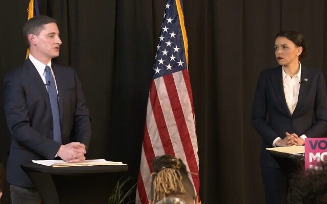 Josh Mandel (à gauche), un candidat républicain au Sénat américain, débat avec Morgan Harper (à droite), un démocrate, à l'église City of God de Cleveland, le 21 février 2022. (Campagne de Morgan Harper/YouTube via JTA)