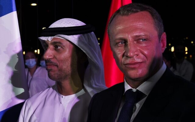 Le ministre israélien du Tourisme Yoel Razvozov (à droite) et le ministre d'État émirati de l'Entrepreneuriat et des Petites et Moyennes Entreprises Ahmad Belhoul al-Falasi à une cérémonie au pavillon israélien de l'Expo 2020 à Dubaï, Émirats Arabes Unis, le 7 octobre 2021. (AP Photo/Jon Gambrell) Le ministre israélien du Tourisme Yoel Razvozov (à droite) et le ministre d'État émirati de l'Entrepreneuriat et des Petites et Moyennes Entreprises Ahmad Belhoul al-Falasi à une cérémonie au pavillon israélien de l'Expo 2020 à Dubaï, Émirats Arabes Unis, le 7 octobre 2021. (AP Photo/Jon Gambrell)