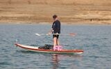 Benny "Pinky" Hod a parcouru sur sa planche de sauvetage le trajet entre l'embouchure du Jourdain dans la mer Morte et la plage de Kalia, le 18 février 2022. (Malka Nihom)