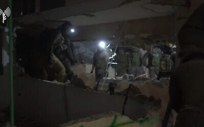 Des soldats des forces armées israéliennes démolissent la maison d'un terroriste présumé dans la ville de Silat al-Harithiya, en Cisjordanie, le 14 février 2022. (Credit: Forces armées israéliennes)