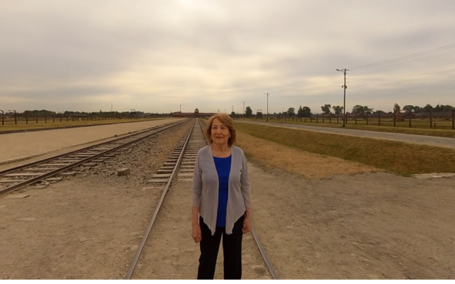 Fritzie Fritzshall à la rampe d'arrivée d'Auschwitz dans une scène de "Promesse tenue", l'un des deux films présentés lors de l'exposition de réalité virtuelle ‘The Journey Back’ au musée de la Shoah de Chicago. (Autorisation)
