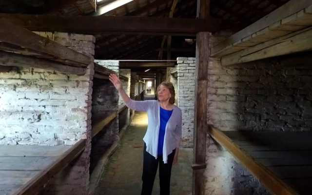 Fritzie Fritzshall dans les baraquements réservés aux femmes dans une scène de "Promesse tenue",  l'un des deux films présentés lors de l'exposition de réalité virtuelle ‘The Journey Back’ au musée de la Shoah de Chicago. (Autorisation)
