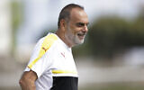 Avram Grant lors d'une séance d'entraînement de football au Stade de Sogara à Port-Gentil, au Gabon, le 24 janvier 2017. (Crédit : AP Photo/Sunday Alamba)