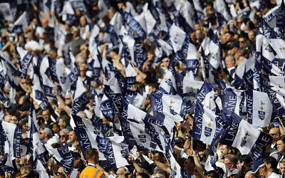 Les supporters de Tottenham Hotspur agitent des drapeaux avant un match de Premier League anglaise contre Manchester United au stade White Hart Lane à Londres, le 14 mai 2017. (Crédit : Frank Augstein/AP)