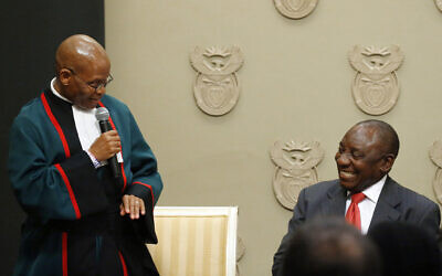 Cyril Ramaphosa (à droite) prête serment en tant que président sud-africain par le juge en chef Mogoeng Mogoeng au Cap, en Afrique du Sud, le jeudi 15 février 2018. (Crédit : AP Photo/Mike Hutchings / Pool)