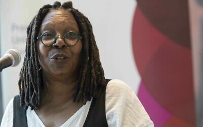 L'actrice Whoopi Goldberg prend la parole lors de l'inauguration de l'exposition "Planète ou plastique ?", mardi 4 juin 2019 au siège des Nations unies. (AP Photo/Mary Altaffer)