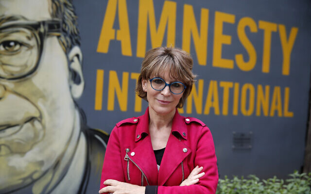 La secrétaire générale d'Amnesty International, Agnès Callamard, pose à Paris, le 6 avril 2021. (Crédit : AP Photo/Christophe Ena) La secrétaire générale d'Amnesty International, Agnès Callamard, pose à Paris, le 6 avril 2021. (Crédit : AP Photo/Christophe Ena)