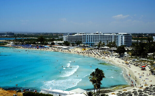 Une vue de Nissi Beach et de la mer dans la station balnéaire d'Ayia Napa, sur l'île de Chypre, à l'Est de la méditerranée, le 22 mai 2021. (Crédit : Petros Karadjias/AP) Une vue de Nissi Beach et de la mer dans la station balnéaire d'Ayia Napa, sur l'île de Chypre, à l'Est de la méditerranée, le 22 mai 2021. (Crédit : Petros Karadjias/AP)