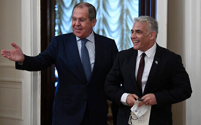 Le Ministre russe des Affaires Etrangères, Sergey Lavrov, à gauche, accueillant le Ministre israélien des Affaires Etrangères, Yair Lapid, avant leur rencontre en Russie, le jeudi 9 septembre 2021. (Crédit : Alexander Nemenov/Pool Photo via AP) Le Ministre russe des Affaires Etrangères, Sergey Lavrov, à gauche, accueillant le Ministre israélien des Affaires Etrangères, Yair Lapid, avant leur rencontre en Russie, le jeudi 9 septembre 2021. (Crédit : Alexander Nemenov/Pool Photo via AP)